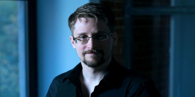 মার্কিন কর্মকর্তা স্নোডেনকে রুশ নাগরিকত্ব দিলেন পুতিন।।