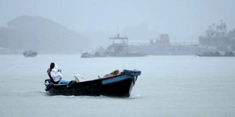 ১৯ অঞ্চলের নদীবন্দরে সতর্কতা সংকেত।।