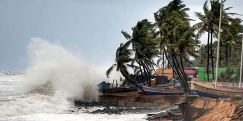 ১২ অঞ্চলের নদীবন্দরে সতর্কতা সংকেত।।