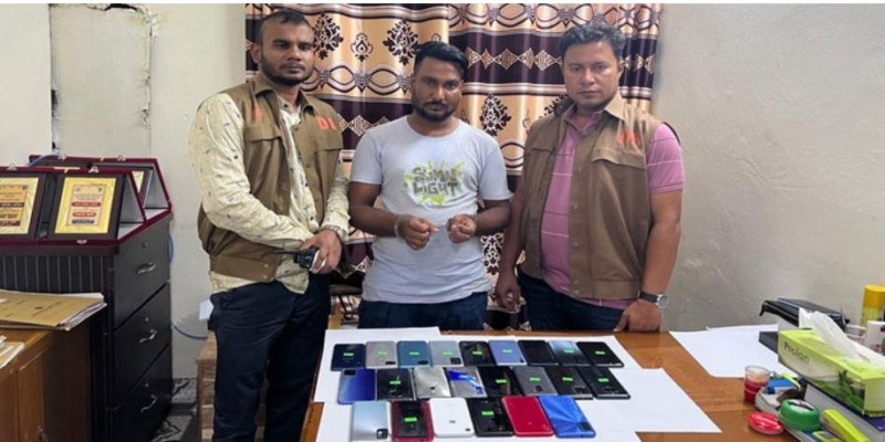 চোরাই ২৩টি মোবাইলসহ দোকানি গ্রেফতার।।