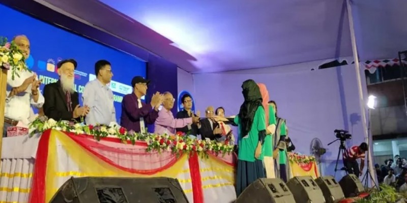 আইসিপিসি এশিয়া ঢাকা অঞ্চলের চ্যম্পিয়ন ঢাকা বিশ্ববিদ্যালয়।।