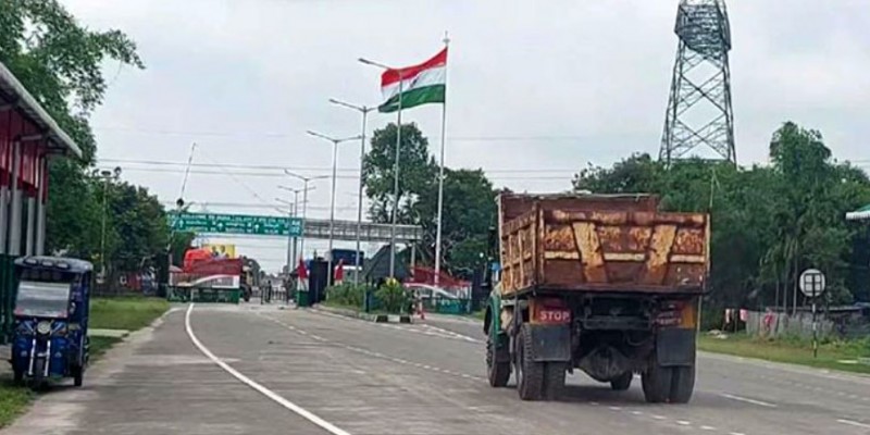 ১০ দিন বন্ধের পর বাংলাবান্ধা স্থলবন্দরে আমদানি-রফতানি শুরু।।