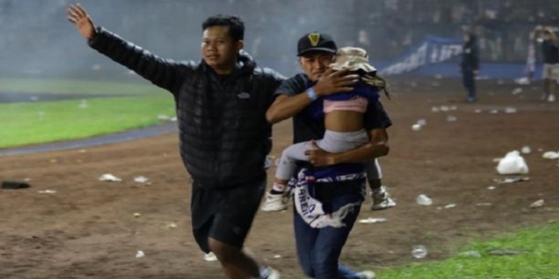 কাঁদানে গ্যাসেই ইন্দোনেশিয়ার ফুটবল মাঠে ভয়াবহ পদদলন।।