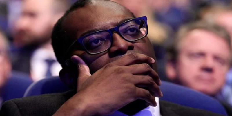 বরখাস্ত হলেন যুক্তরাজ্যের অর্থমন্ত্রী।।