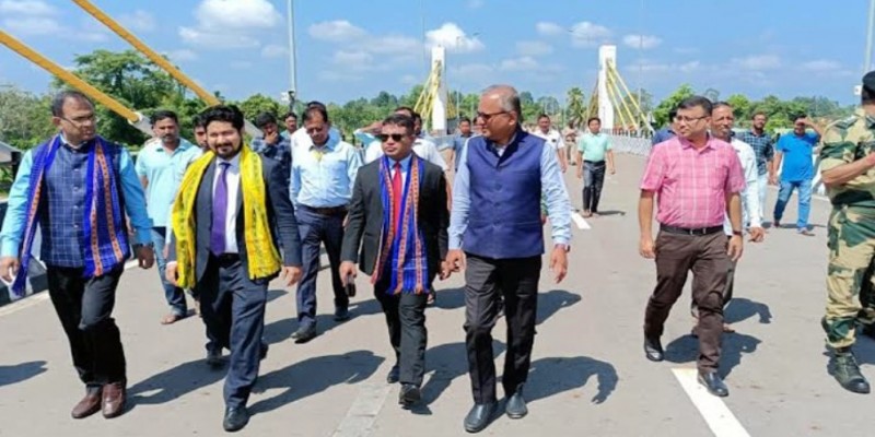 ফ্রিল্যান্সারের বাড়ি গিয়ে ল্যাপটপ উপহার দিলেন প্রতিমন্ত্রী পলক।।