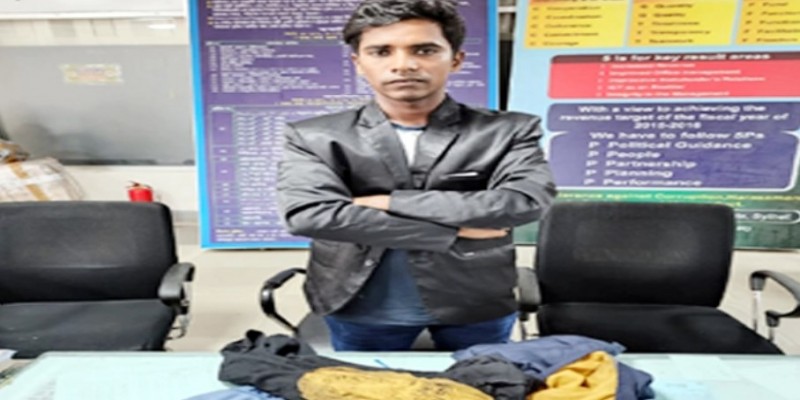 ওসমানী বিমানবন্দরে স্বর্ণের জ্যাকেট-আন্ডারওয়্যারসহ যাত্রী আটক ।।