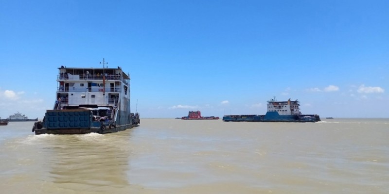 আড়াই ঘণ্টা পর দৌলতদিয়া-পাটুরিয়া ফেরি চলাচাল শুরু।।