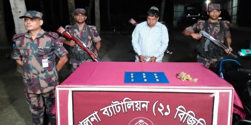 শার্শা সীমান্তে ১ কেজি স্বর্ণসহ আটক ১ ।।