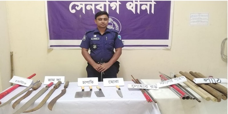 সেনবাগে ঝোপে লুকানো ছিল ৯টি ধারালো অস্ত্র।।২০টি লাঠি