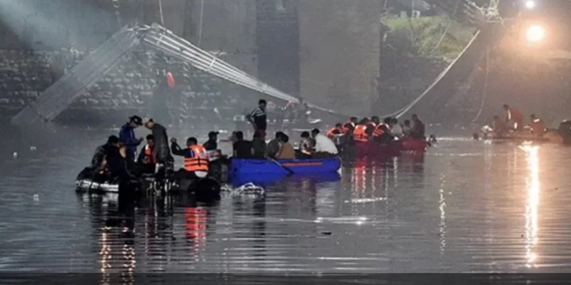 ভারতের গুজরাটে সেতু ভেঙে প্রাণহানি বেড়ে ১৪১