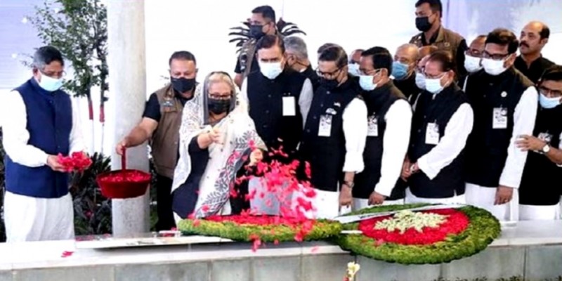 বঙ্গবন্ধুর প্রতিকৃতি ও বনানীতে জাতীয় নেতাদের সমাধিতে প্রধানমন্ত্রীর শ্রদ্ধা।।