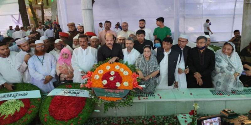 জাতীয় চার নেতার সমাধিতে ডিএনসিসি মেয়রের শ্রদ্ধা।।