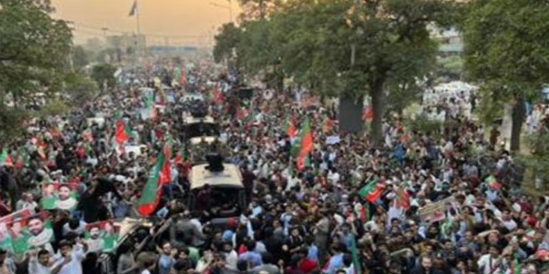 পাকিস্তানে আগামীকাল থেকে আবারও শুরু হচ্ছে ইমরানের খানের লংমার্চ॥