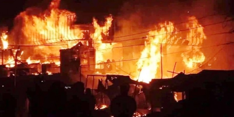মধ্যরাতে আনোয়ারায় ভয়াবহ আগুন।। ব্যাংকসহ ১০ দোকান ভস্মীভূত 