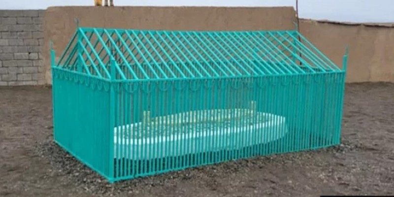 মারা যাওয়ার ৯বছর পর মোল্লা ওমরের সমাধিস্থল জনসমক্ষে॥