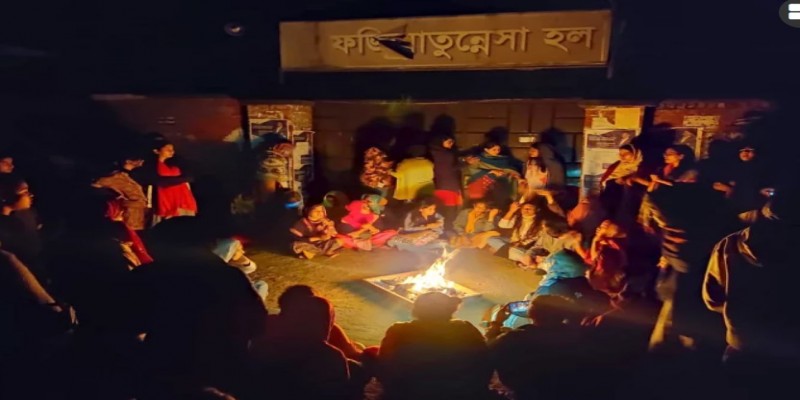 জাবি’র নতুন হলের আসন বন্টন নিয়ে জটিলতা ॥ আগুন জ্বালিয়ে বিক্ষোভ প্রদর্শন