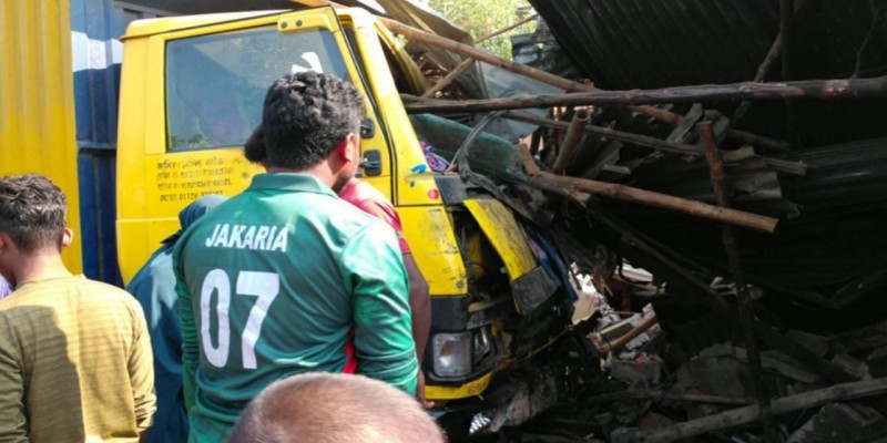 কাভার্ডভ্যান নিয়ন্ত্রণ হারিয়ে বাবা-ছেলেসহ নিহত ৫।।