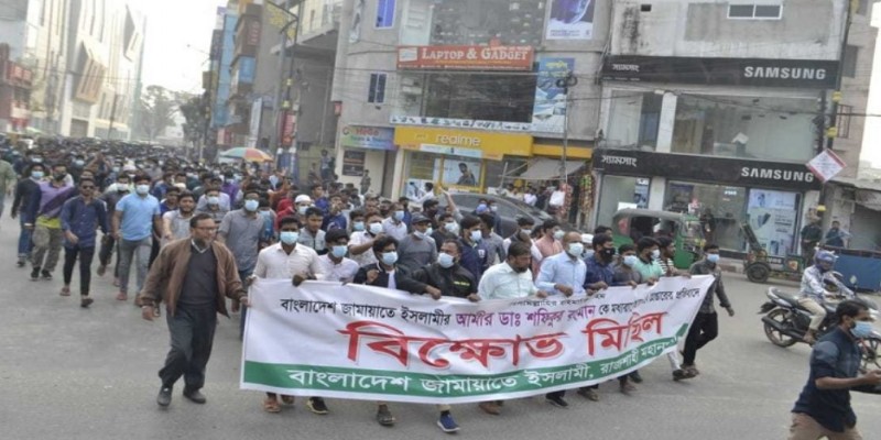 রাজশাহীতে জামায়াত-শিবিরের মিছিল থেকে হামলা।।দু্হ পুলিশ আহত
