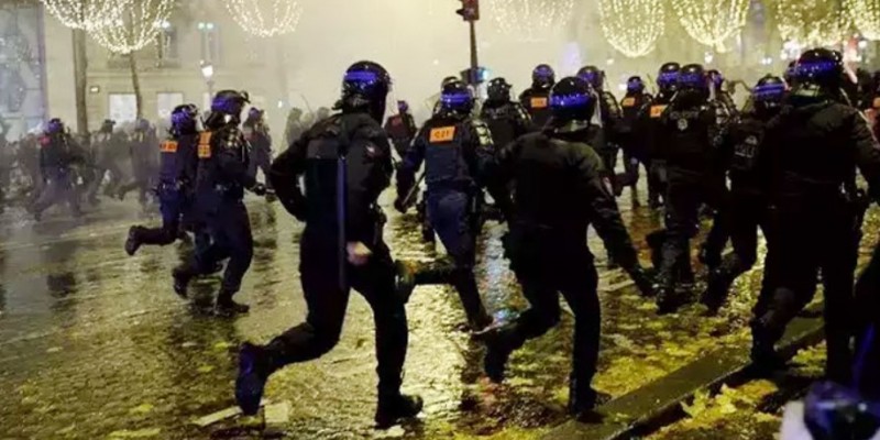 বিশ্বকাপ হারায় ফ্রান্সের সড়কে দাঙ্গা।।