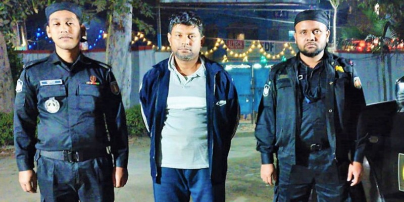 ভৈরবে ২২৭টি ভারতীয় থ্রিপিসসহ চোরাকারবারি আটক।।