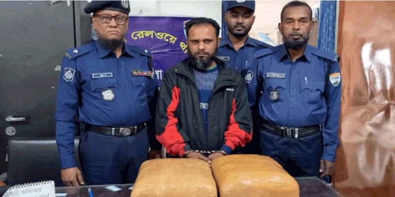 মেঘনা এক্সপ্রেস থেকে মাদকবিক্রেতা গ্রেফতার।।