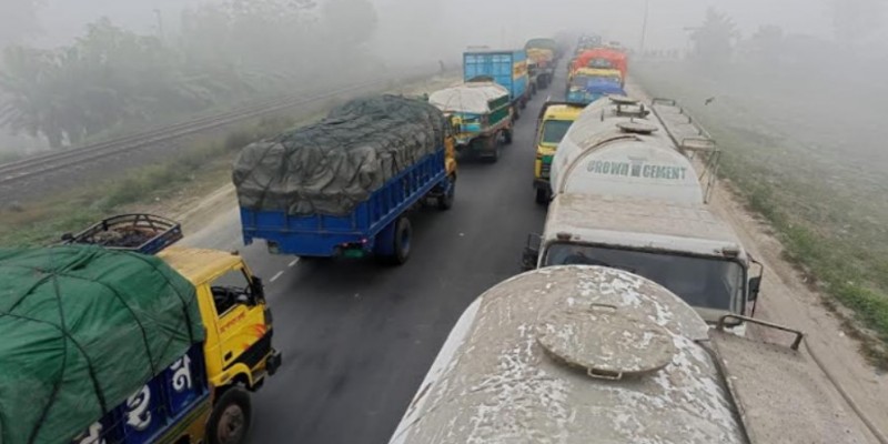 ঘন কুয়াশায় বঙ্গবন্ধু সেতু‌তে যান চলাচল বিঘ্ন।।দীর্ঘ যানজট