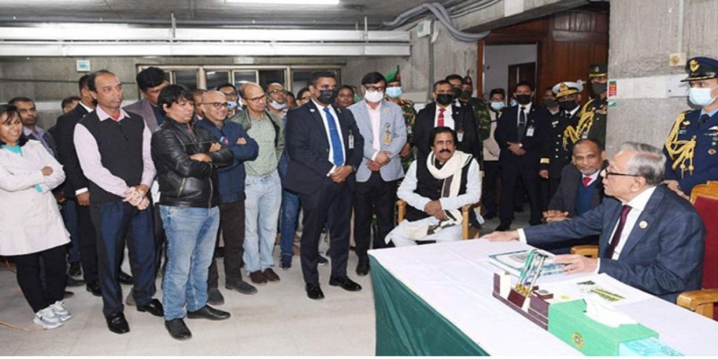 সাংবাদিকদের সঙ্গে শুভেচ্ছা বিনিময় করলেন রাষ্ট্রপতি।।