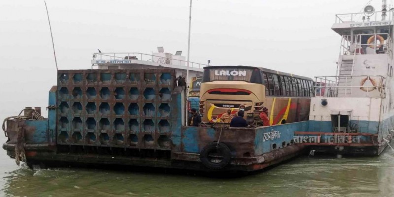 ৯ ঘণ্টা পর পাটুরিয়া-দৌলতদিয়ায় ফেরি চলাচল শুরু।।