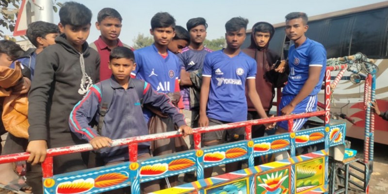 ভটভটি উল্টে ২৫ শিক্ষার্থীসহ আহত ২৭।।