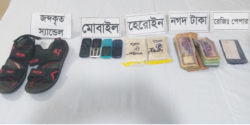 স্যান্ডেলের মধ্যে হেরোইন।। নারীসহ গ্রেফতার ২