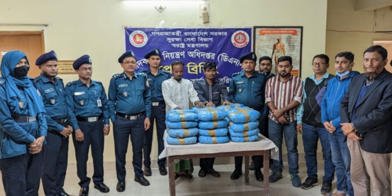 মাইক্রোবাসে মিলল ৩৫ কেজি গাঁজা। গ্রেফতার ২