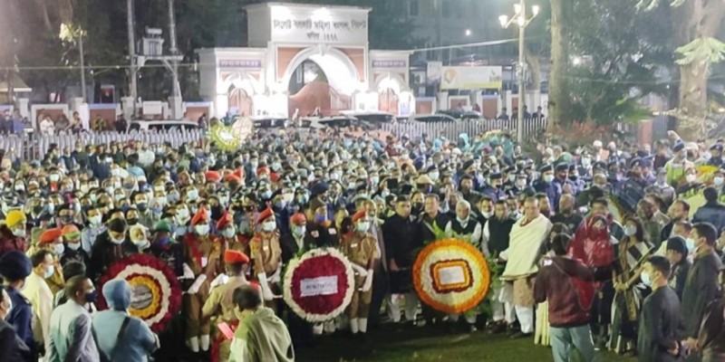 কেন্দ্রীয় শহীদ মিনারে প্রভাত ফেরিতে হাজারো জনতা।।