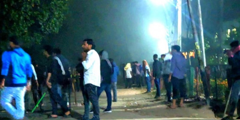 একুশের প্রথম প্রহরে চবিতে চলছে ছাত্রলীগের সংঘর্ষ।।