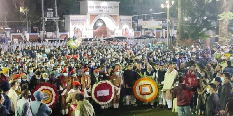 কেন্দ্রীয় শহীদ মিনারে প্রভাত ফেরিতে হাজারো জনতা