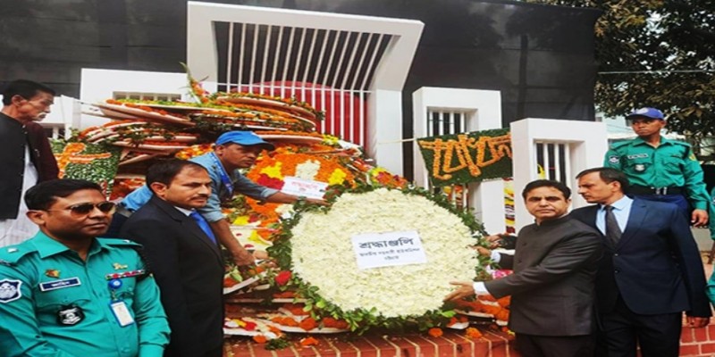 শহীদ মিনারে ভারতীয় সহকারী হাইকমিশনারের শ্রদ্ধা।।
