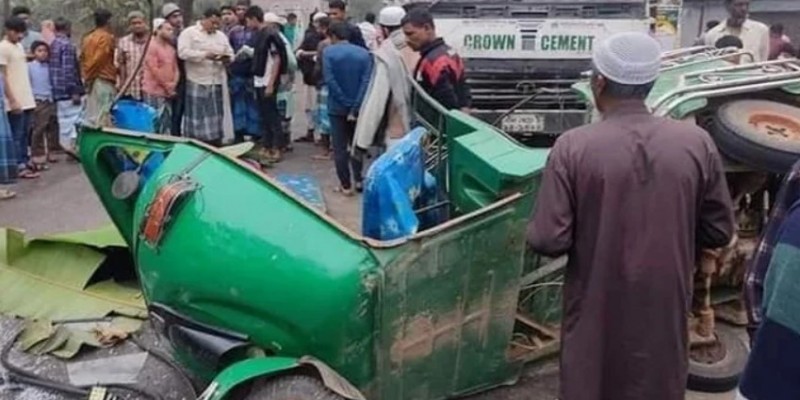 বাসের সঙ্গে অটোরিকশার সংঘর্ষ নিহত ৩।।