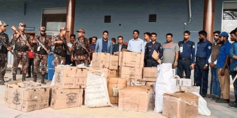 শশীদল রেলস্টেশনে টাস্কফোর্সের অভিযানে ৩ চোরাকারবারি আটক।।