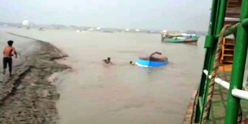 পশুর নদীতে ১৩ পর্যটকসহ উল্টে গেল জালিবোট।।