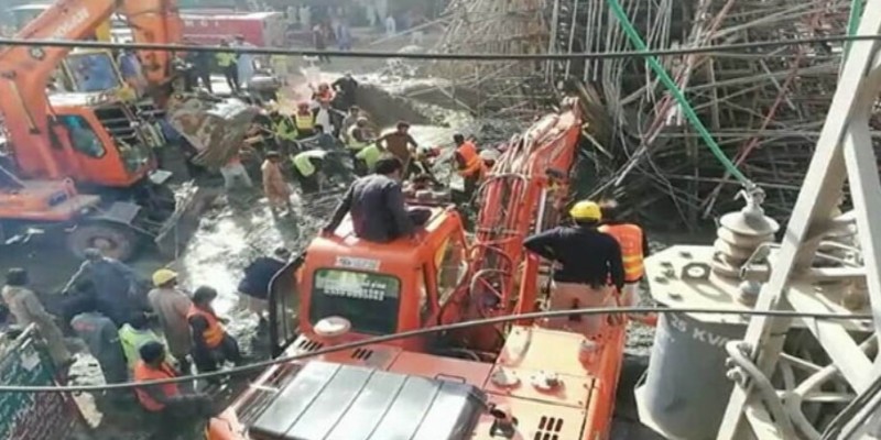 ইসলামাবাদে ফ্লাইওভারের পিলার ধসে হাতহত ৫।।