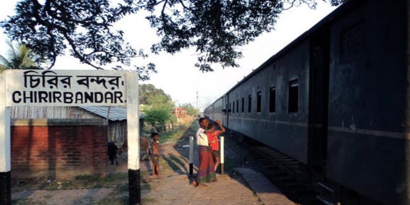সিগন্যাল পোস্টে ধাক্কা লেগে ট্রেন যাত্রীর মৃত্যু ।।
