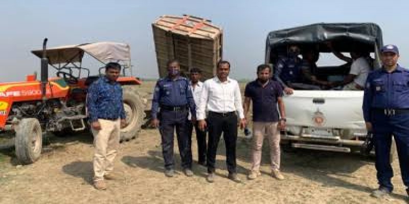 পদ্মার বাঁধে বালু উত্তোলনের দায়ে আটক ৪।। ট্রাক্টর জব্দ