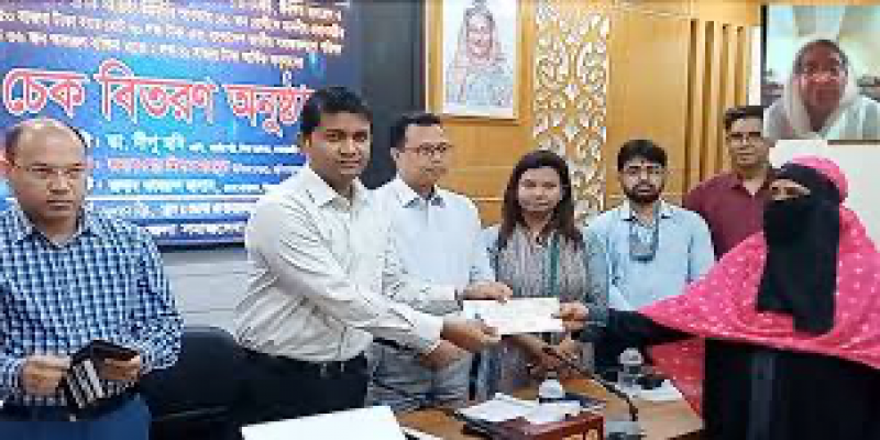 অসহায় মানুষের পাশেই আছেন প্রধানমন্ত্রী।। দীপু মনি