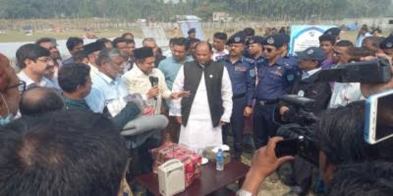 পঞ্চগড়ে আহমদিয়া সম্প্রদায়ের ১৭৯ পরিবারকে চাল-টাকা দিলেন রেলমন্ত্রী।।