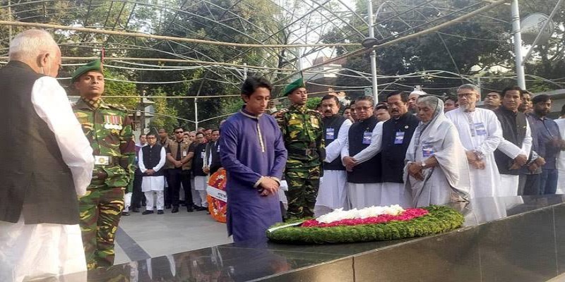 বঙ্গবন্ধুর প্রতিকৃতিতে প্রধানমন্ত্রীর পক্ষে বঙ্গবন্ধু দৌহিত্র ববির শ্রদ্ধা ।।