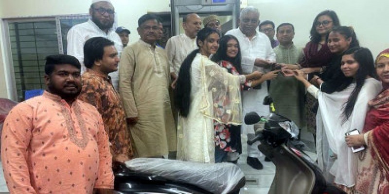 পলিটেকনিক শিক্ষার্থী শ্রাবনীকে স্কুটি কিনে দিলেন স্বরাষ্ট্রমন্ত্রী।।