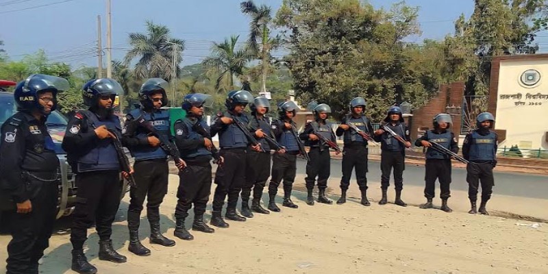 রাবি পুলিশ বক্সে আগুন।।আসামি ৩০০