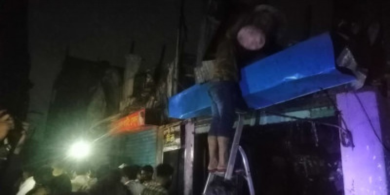 আগুনে অর্ধশত ঘর পুড়ে গেছে।।ফায়ার সার্ভিস