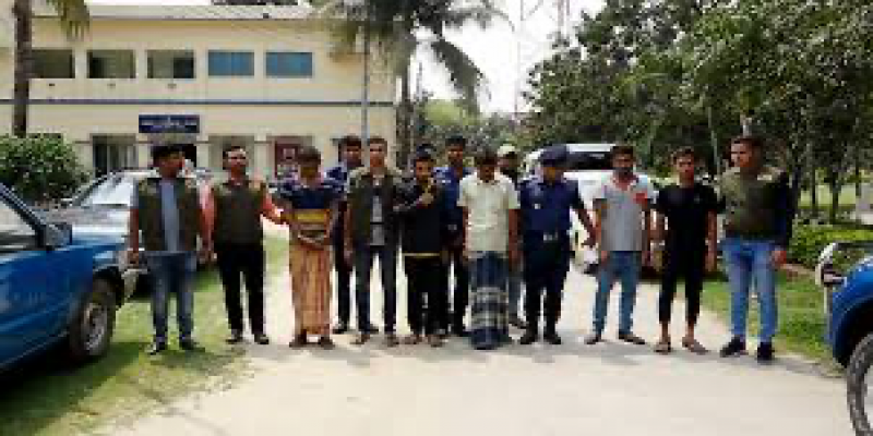 বিভিন্ন জেলায় ট্রাকে করে ঘুরেতেন ভ্রাম্যমাণ ডাকাত দল।।গ্রেফতার ৫