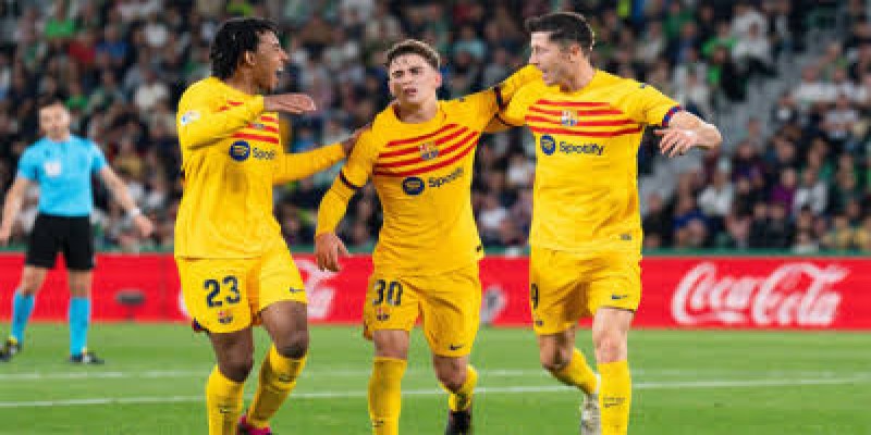 লেভানদোভস্কির জোড়া গোলে বড় জয় বার্সার ।।