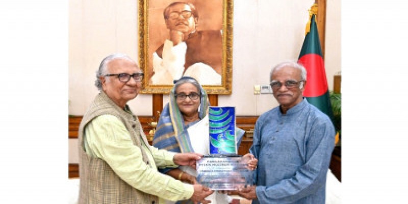 তিনটি বইয়ের জন্য বিশেষ সাহিত্য পুরস্কার পেলেন বঙ্গবন্ধু।।